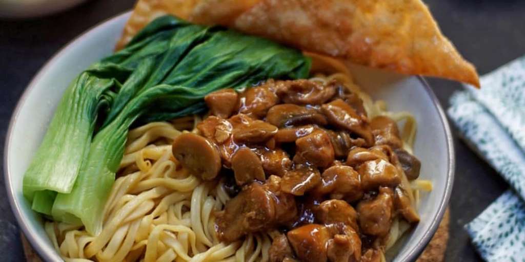 Mie Ayam Pangsit & Albi Cell: Santapan Malam yang Tak Terlupakan di Cilacap